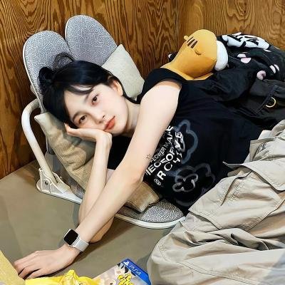 给小酒馆女子喝高杯酒